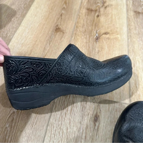 Dansko XP 2.0 Women’s Black Floral Tooled Clog Size 40 (EU), 9.5-10 (US) GUC - Picture 9 of 12